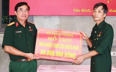 Thừa ủy quyền của Bộ Quốc phòng,  Đại tá Nguyễn Minh Quyết - Phó Chủ tịch Hội CCB tỉnh trao tiền hỗ trợ làm nhà 