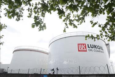 Các bể chứa dầu thuộc công ty Lukoil của Nga tại Brussels, Bỉ.