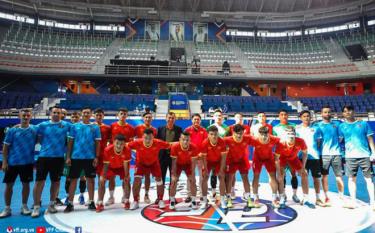 Lãnh đạo Liên đoàn Bóng đá Việt Nam động viên các cầu thủ Đội tuyển Futsal Việt Nam trước buổi tập chiều 26/9 tại Kuwait.