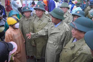Phó Thủ tướng Lê Văn Thành cùng đoàn công tác kiểm tra tình hình khắc phục thiệt hại sau trận lốc xoáy chiều ngày 27-9 tại thị trấn Cửa Việt, huyện Gio Linh (Quảng Trị).