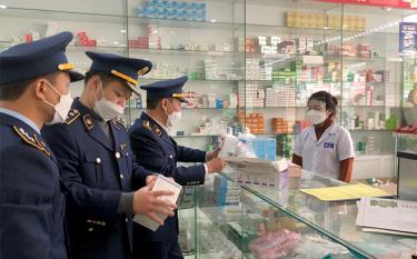 Lực lượng chức năng tỉnh nắm tình hình kinh doanh trang thiết bị vật tư y tế trên địa bàn thành phố Yên Bái.
