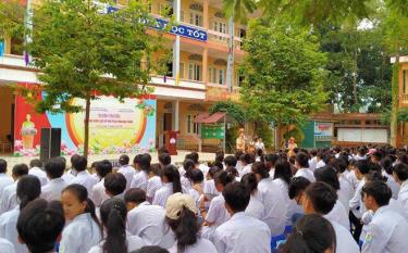 Đội Cảnh sát giao thông - Trật tự, Công an huyện Văn Yên phối hợp với các trường học tuyên truyền pháp luật về trật tự, an toàn giao thông cho gần 2.000 em học sinh trên địa bàn.