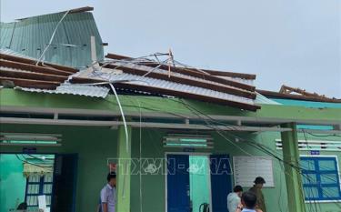 Trường THCS Quế Mỹ 1, xã Quế Mỹ, huyện Quế Sơn (Quảng Nam) bị tốc mái, hư hỏng nặng được khẩn trương sửa chữa để đua vào sử dụng trong vài ngày tới.