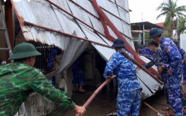 Lực lượng vũ trang hỗ trợ người dân bị thiệt hại do bão số 4 dựng lại nhà cửa.