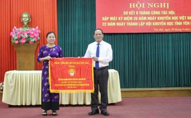 Chairman of the provincial Education Promotion Association Committee Trieu Tien Thinh presents the emulation flag from the Vietnam Education Promotion Association’s Central Committee to the Education Promotion Association of Tran Yen district.
