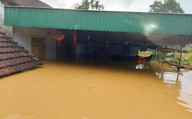 Nước lũ ngập đến sát mái nhà ở huyện Thanh Chương.