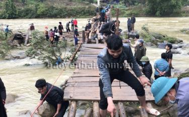 Người dân và chính quyền thôn Thượng Sơn sửa chữa một phần cây cầu tạm.
