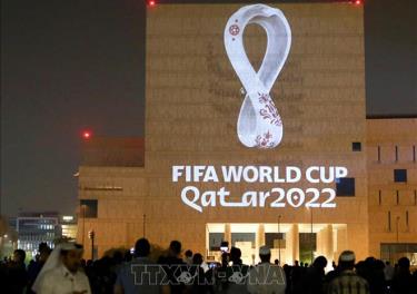 Logo Giải vô địch bóng đá thế giới của FIFA tại một tòa nhà ở Doha, Qatar. Ảnh tư liệu
