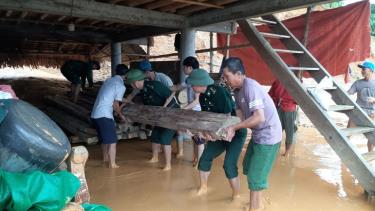 Cán bộ, chiến sĩ Đồn Biên phòng Môn Sơn, BĐBP Nghệ An giúp người dân trên địa bàn khắc phục hậu quả mưa lũ.