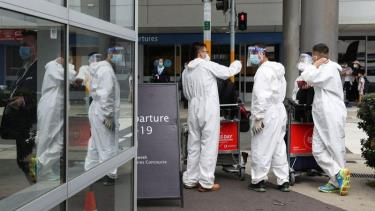 Du khách mặc thiết bị bảo hộ cá nhân khi tới sân bay quốc tế Sydney trong bối cảnh Australia ứng phó làn sóng Omicron, ngày 29/11/2021.