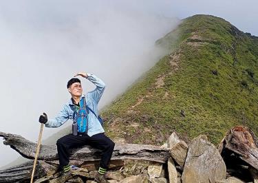 Một bạn trẻ trên sống khủng long trên đường mây trắng lên đỉnh Tà Chì Nhù