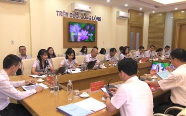 Các đảng viên Chi bộ Văn phòng Trung tâm kinh doanh VNPT Yên Bái sử dụng nền tảng số 