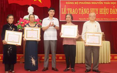 Lãnh đạo thành phố Yên Bái trao huy hiệu Đảng cho các đảng viên lão thành. (Ảnh: Thanh Nghị)