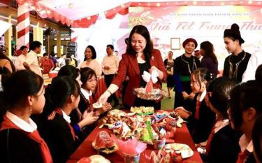 Vice President Vo Thi Anh Xuan joins ethnic minority students in Yen Bai province at mid-autumn festival.
