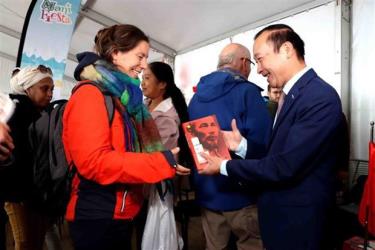 Vietnamese Ambassador to Belgium Nguyen Van Thao presents a book about late President Ho Chi Minh to a foreign reader at Manifesta 2022.
