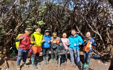 Visitors on their way to conquer Ta Xua peak.