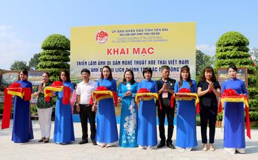 Delegates cut the ribbon to open the exhibition.