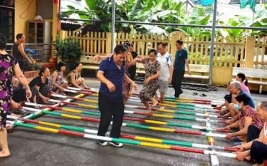 Nhân dân tổ dân phố số 10, phường Đồng Tâm tập luyện tiết mục múa sạp.