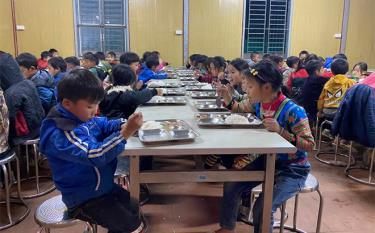Một bữa ăn đảm bảo VSATTP của các em học sinh tại Trường PTDT bán trú Tiểu học và THCS Hồ Bốn, huyện Mù Cang Chải.