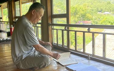 Ông Lý Văn Thủy thường xuyên đọc sách mỗi ngày.