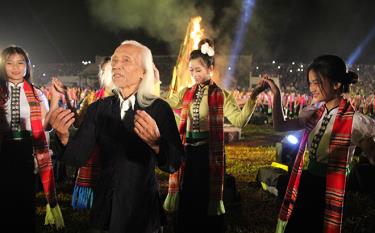 Distinguished artist Lo Van Bien together with artists at Muong Lo Culture – Tourism Festival.