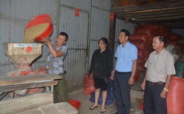 Lãnh đạo Đảng ủy xã Nghĩa An và Hội Nông dân xã thăm mô hình sản xuất, kinh doanh giỏi của hộ gia đình anh Lý Văn Tây ở thôn Đêu 3.