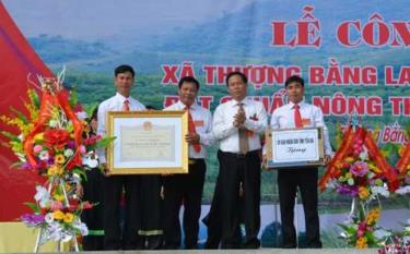Các đồng chí lãnh đạo xã Thượng Bằng La đón nhận Bằng công nhận xã đạt chuẩn nông thôn mới ngày 29/10/2016. (Ảnh: H.Đ.M)