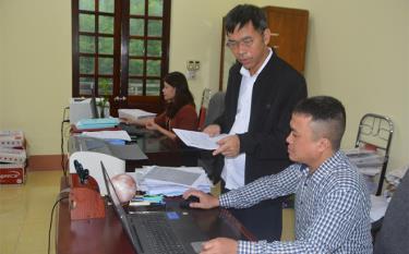 Lãnh đạo Cơ quan Kiểm tra - Thanh tra huyện Yên Bình trao đổi nghiệp vụ chuyên môn với cán bộ trong cơ quan.