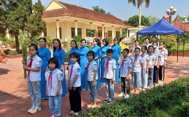 Giáo viên và học sinh xếp hàng vào thắp hương cho Bác tại Khu tưởng niệm Chủ tịch Hồ Chí Minh thị xã Nghĩa Lộ.