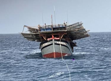 Tàu QNa 91964TS được kéo về đảo Sơn Ca để khắc phục sửa chữa