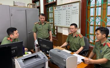 Đồng chí Nguyễn Thanh Nghị trao đổi nghiệp vụ với cán bộ, chiến sĩ.
