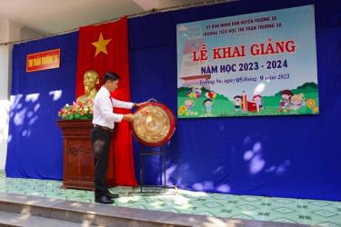 Đồng chí Trần Quang Phú, Chủ tịch UBND thị trấn Trường Sa đánh trống khai giảng năm học mới.
