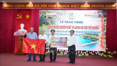 Tặng 15.000 lá cờ Tổ quốc cho tỉnh Thừa Thiên - Huế.