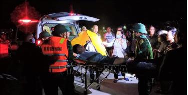 Ngư dân bị nạn được đưa lên xe cấp cứu kịp thời chuyển đến bệnh viện để tiếp tục điều trị, theo dõi.