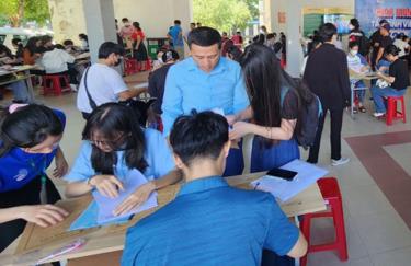 Tân sinh viên Trường ĐH Ngoại ngữ, ĐH Đà Nẵng làm thủ tục nhập học.