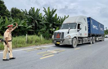 Lực lượng cảnh sát giao thông cân kiểm tra tải trọng phương tiện vận tải hàng hóa.
