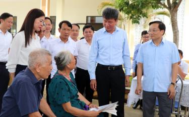 Chủ tịch UBND tỉnh Trần Huy Tuấn cùng lãnh đạo thành phố Yên Bái trao đổi với người dân về thực hiện các thủ tục hành chính trong lĩnh vực đất đai
