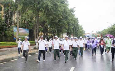 Người dân tham gia Chương trình đi bộ cổ động vì sức khoẻ.