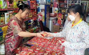 Cửa hàng kinh doanh bánh kẹo của gia đình bà Nguyễn Thị Xuân tại Km4, thành phố Yên Bái những ngày này khá nhộn nhịp.
