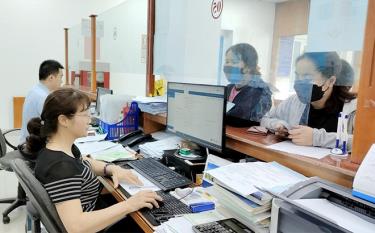 Người dân đến làm thủ tục hành chính tại Bộ phận Một cửa - Bảo hiểm xã hội tỉnh Yên Bái.