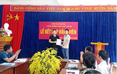 Chi bộ Trường TPDTBT THCS Cao Phạ tổ chức lễ kết nạp đảng viên