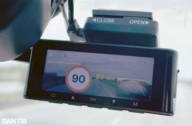Camera hành trình, loại hỗ trợ ghi cả trước và sau, được gắn trên một chiếc ô tô cá nhân
