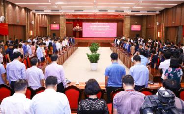 Tại trụ sở Thành ủy Hà Nội, các đại biểu dành một phút mặc niệm nạn nhân.