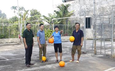 Bà Năng chia sẻ với lãnh đạo Hội Cựu chiến binh huyện Lục Yên về việc ủng hộ diện tích đất vườn tạo sân bóng chuyền hơi, đáp ứng nhu cầu chơi thể thao của người dân trong thôn.