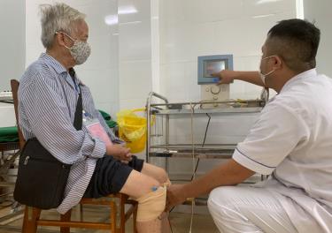 Người bệnh được điều trị bằng máy điện phân dẫn thuốc tại Bệnh viện Y học cổ truyền Yên Bái.