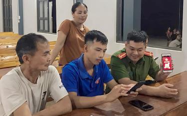 Lực lượng Công an xã Bạch Hà tham gia hỗ trợ người dân cài đặt ứng dụng số.