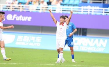 Quốc Việt lập cú đúp bàn thắng trong trận thắng Olympic Mông Cổ tại ASIAD 19.
