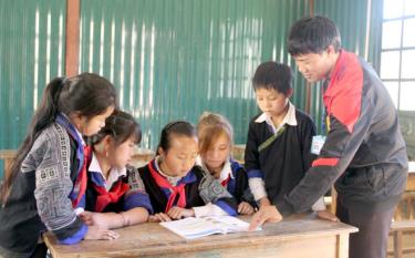 Trường PTDTBT TH& THCS Dế Xu Phình, huyện Mù Cang Chải tổ chức tích hợp nội dung học tập tư tưởng, đạo đức, phong cách Hồ Chí Minh trong tiết đọc sách tại thư viện nhà trường.