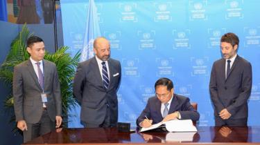 Bộ trưởng Bùi Thanh Sơn ký Hiệp định về Bảo tồn và sử dụng bền vững đa dạng sinh học ở vùng biển nằm ngoài quyền tài phán quốc gia tại New York ngày 20/9.