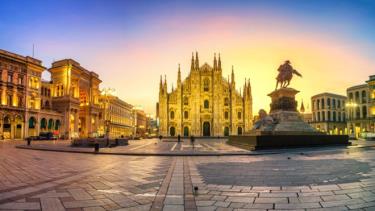Quảng trường Piazza del Duomo trong ánh nắng bình minh ở Milan, Italy.